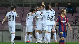 Para pemain Getafe merayakan gol pertama ke gawang Barcelona lewat gol bunuh diri bek Barcelona, Clement Lenglet dalam laga lanjutan Liga Spanyol 2020/2021 pekan ke-32 di Camp Nou Stadium, Barcelona, Kamis (22/4/2021). Getafe kalah 2-5 dari Barcelona. (AFP/Lluis Gene)