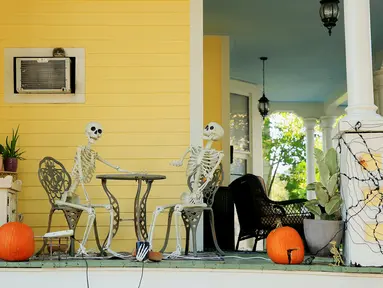 Dekorasi Halloween terlihat di sebuah rumah di New Orleans, Louisiana, Amerika Serikat, pada 10 Oktober 2020. Tiga pekan sebelum perayaan Halloween, warga New Orleans mulai mendekorasi rumah mereka untuk menyambut festival tersebut. (Xinhua/Lan Wei)