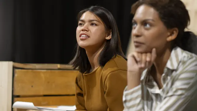 Dua orang anak perempuan sedang menyimak penjelasan yang disampaikan seseorang (Foto Dok: Freepik/freepik)