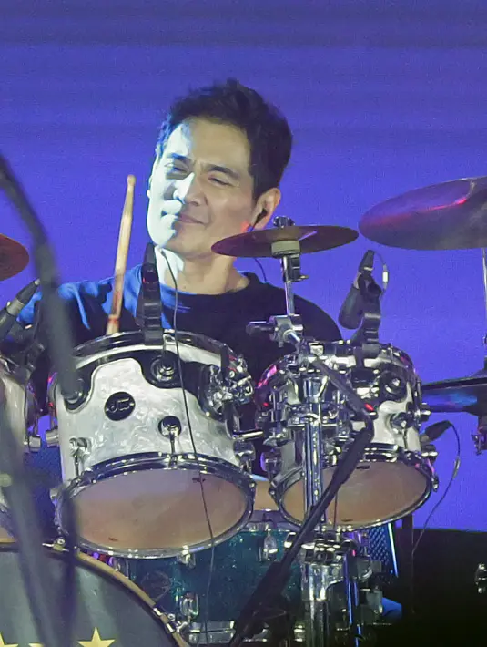 Tyo Nugros membawakan beberapa lagu bersama Dhani, Once, Yuke dan Andra. Meski sejenak, kehadirannya sukses jadi momen-momen ikonis bagi Baladewa lintas usia. [Bambang E Ros/Fimela.com]