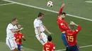 Gerard Pique (2kanan) tertangkap kamera melakukan handsball di area penalti pada laga 16 besar di Luzhniki Stadium, Moskow, Rusia, (1/7/2018). Rusia dan Spanyol bermain imbang 1-1. (AP/Vincent Michel)