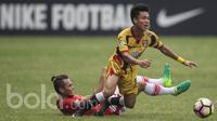 Gelandang Mitra Kukar, Yogi Rahadian, dijatuhkan bek Persija, Rezaldi Hehanusa, pada laga Liga 1 2017 di Stadion Patriot, Bekasi, Minggu (15/5/2017). Kedua tim bermain imbang 1-1. (Bola.com/Vitalis Yogi Trisna)