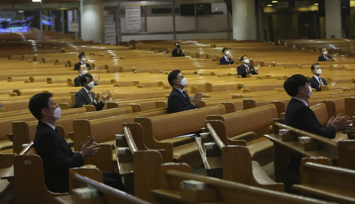 Para pendeta melakukan social distancing atau menjaga jarak saat kebaktian di Gereja Yoido Full Gospel, Seoul, Korea Selatan, Minggu (15/3/2020). Social distancing adalah cara terbaik untuk mencegah penyebaran virus corona COVID-19. (AP Photo/Ahn Young-joon)