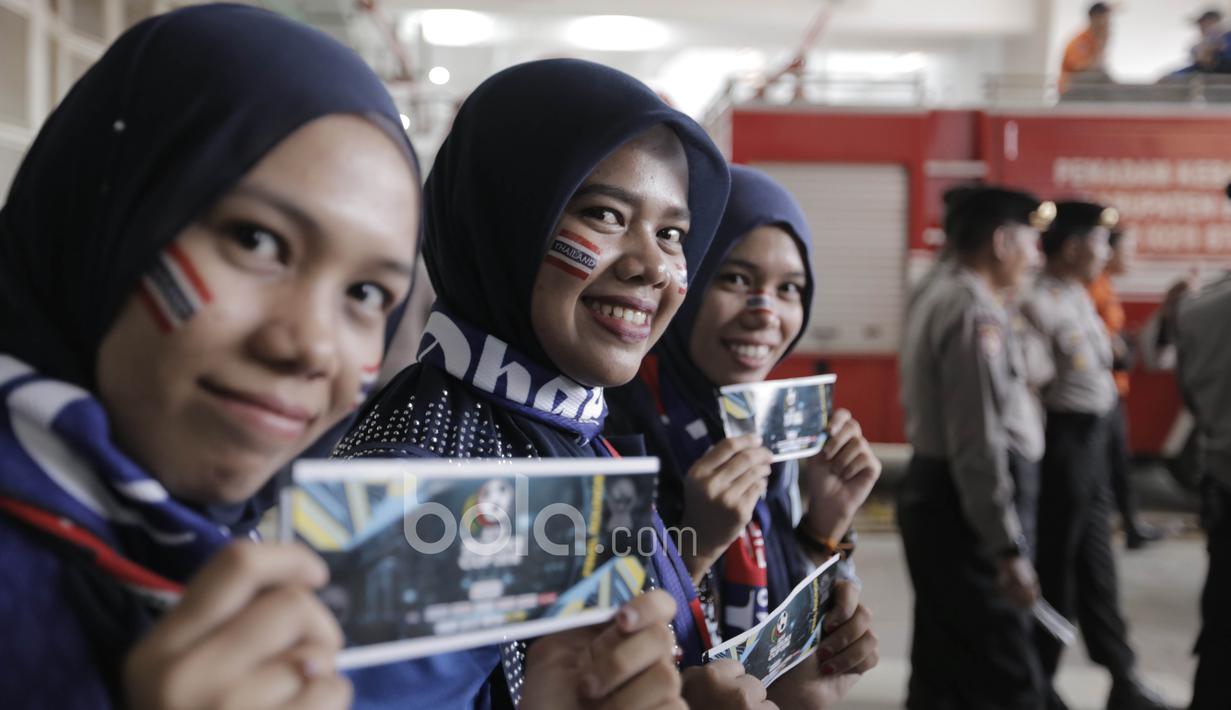 Mahasiswi asal Thailand  yang belajar di Indonesia bangga mendukung tim Gajah Putih pada laga Final Piala AFF 2016 di Stadion Pakansari, Bogor, (14/12/2016). (Bola.com/Nicklas Hanoatubun)