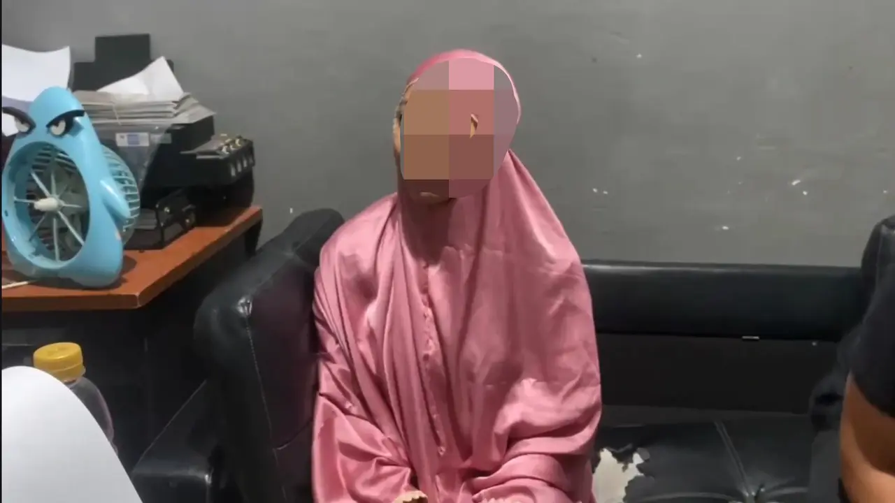 Seorang Pekerja Rumah Tangga (PRT) berinisial RG (34) ditangkap Unit Jatanras Satreskrim Polrestabes Makassar usai dilaporkan mencuri barang dan uang milik majikannya di Kota Makassar, Sulawesi Selatan.