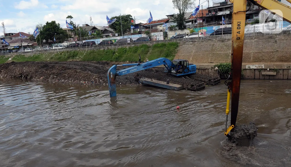 Pengurangan dampak risiko banjir merupakan salah satu program strategis Pemprov DKI Jakarta, sehingga beragam upaya dilakukan secara serius. (merdeka.com/Imam Buhori)