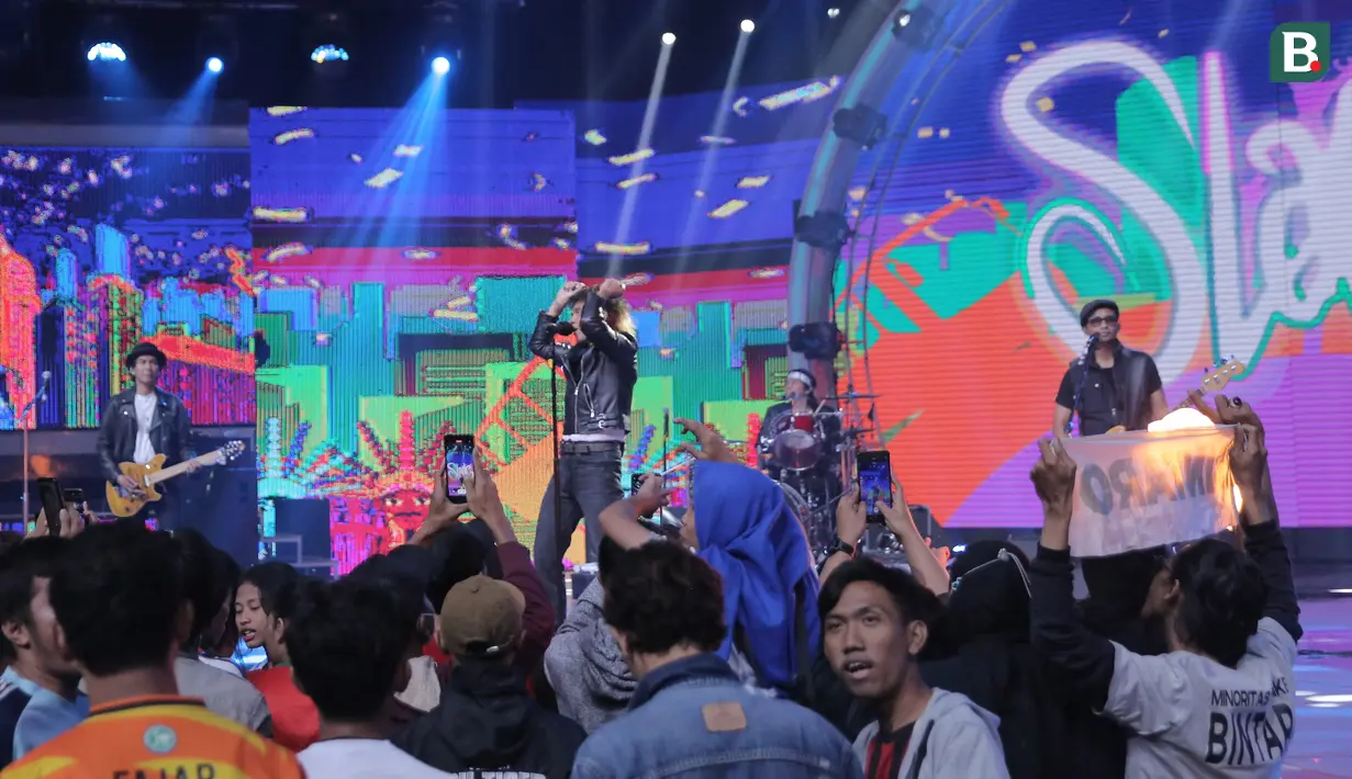 Aksi grup band legendaris Tanah Air, Slank dalam konser Pesta Bola Dunia 2023 #Indonesia Sukses di Studio 5 Indosiar, Jakarta, Sabtu (4/11/2023) malam WIB. (Bola.com/Abdul Aziz)
