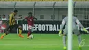 Pemain depan Timnas Indonesia U-23, Yohanes Ferinando Pahabol (14) mencoba melewati M Syazwan Tajudin (Malaysia U-23) saat laga uji coba di Stadion Si Jalak Harupat, Bandung, Kamis (21/5/2015). Indonesia unggul 1-0. (Liputan6.com/Helmi Fithriansyah)