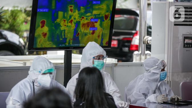 Petugas kesehatan mendata pegawai KPU dan Wartawan saat mengikuti swab test dan tes diagnostik cepat (rapid test) COVID-19 secara massal di Gedung KPU, Jakarta, Selasa (4/8/2020). (merdeka.com/Faizal Fanani)