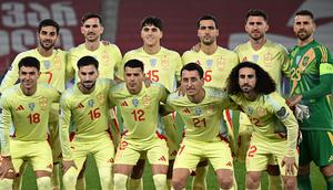 Para pemain Timnas Spanyol berfoto bersama sebelum pertandingan Kualifikasi Piala Dunia 2026 Grup E melawan Timnas Georgia di Tbilisi, Georgia, Sabtu, 15 November 2025. (AP Photo/Tamuna Kulumbegashvili)