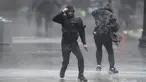 Pejalan kaki diterpa angin dan hujan saat menyeberang jalan di Boston, Amerika Serikat, Senin (18/12/2023). Badai yang bergerak di Pantai Timur membawa hujan lebat dan angin kencang ke Timur Laut pada hari Senin, mengancam banjir dan memadamkan listrik ke ratusan ribu rumah. (AP Photo/Steven Senne)