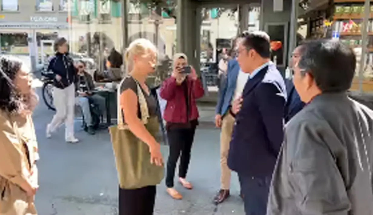 Ridwan Kamil saat berbincang dengan seorang guru SD Mrs Geraldine Beldi yang menemui pertama jasad  Emmeril Kahn Mumtadz atau Eril di Bern, Swiss. Ridwan Kamil menemui Geraldine Beldi, untuk mengucapkan terima kasih. (Instagram/ ridwankamil)