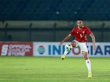 Timnas Indonesia memang dominan pada laga tersebut namun Bangladesh juga tak sesekali memberikan perlawanan yang berbahaya. Beruntung, skuat Garuda memiliki Rizky Ridho di lini belakang mereka. Bek tengah milik Persebaya Surabaya tersebut semakin menunjukkan kematangannya saat membendung serangan lawan. Ia juga mampu diandalkan saat menyerang, terutama ketika duel udara ketika situasi bola mati. (Bola.com/M Iqbal Ichsan)