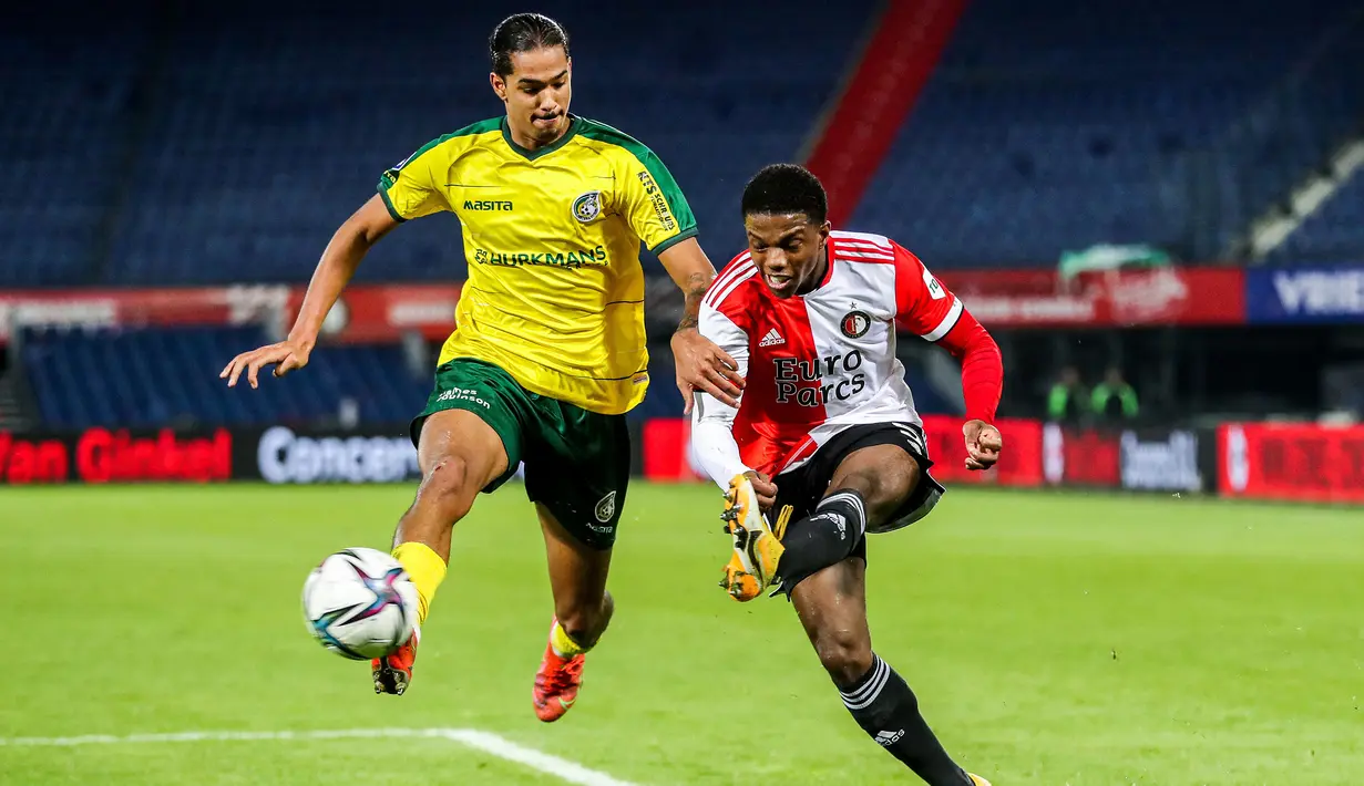 Sepekan kemudian (13/12/2017) Tyrell Malacia melakukan debut di Eredivisie dan tampil penuh selama 90 menit saat Feyenoord menjamu Heerenveen dengan hasl akhir imbang 1-1. (AFP/ANP/Pieter Stam de Jonge)