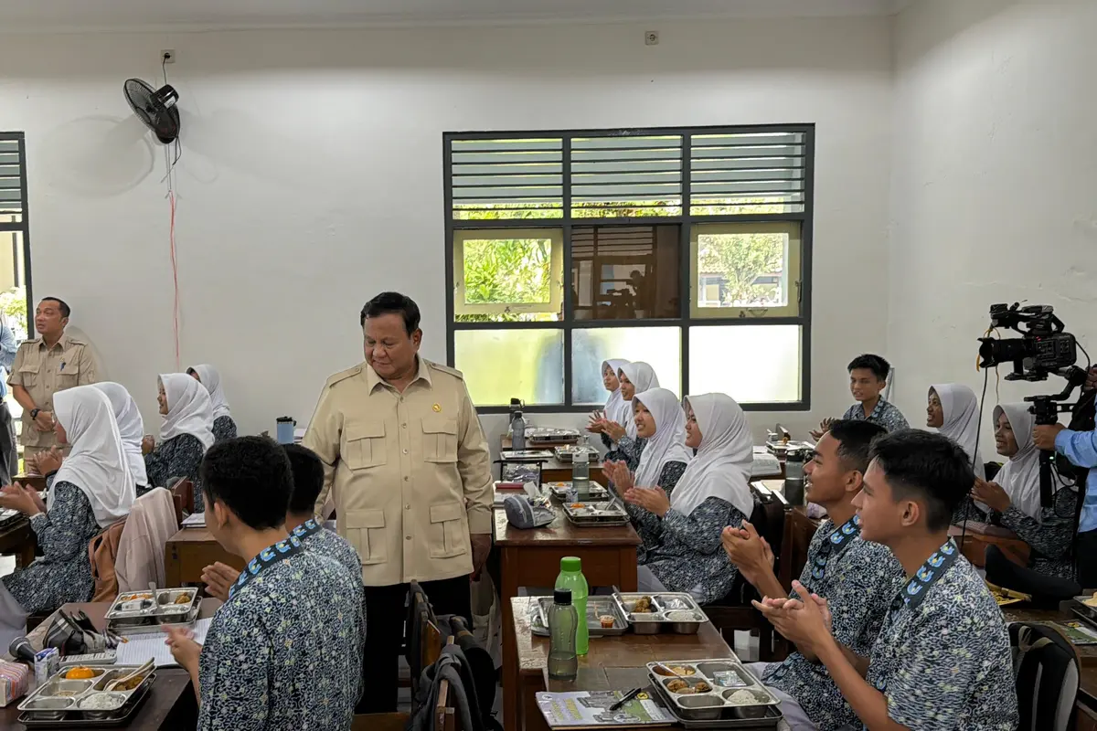 Presiden Prabowo Subianto tinjau hasil revitalisasi sekolah di SMAN 1 Cilacap di Desa Conan, Jawa Tengah, Rabu (29/4/2026).