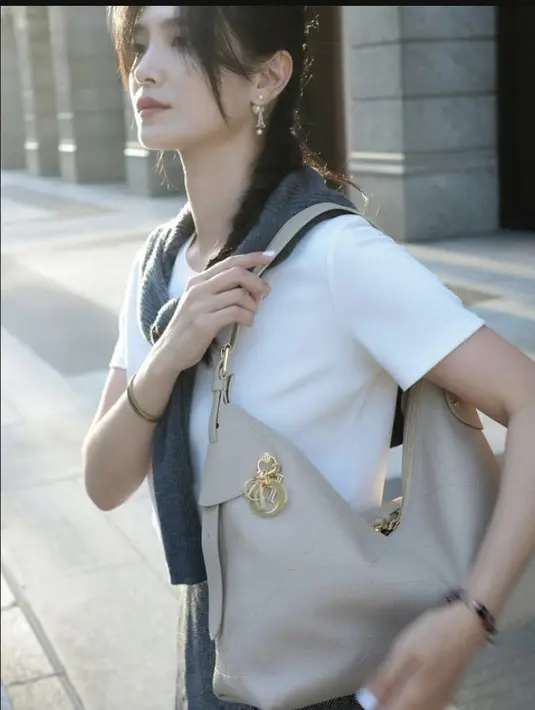 Ellen Wu memadukan Dior Voyage Bag dengan nuansa netral yang begitu sophisticated. [Foto: Dior.dok]