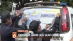 Para sopir pun hanya bisa terdiam saat stiker dicopot paksa oleh petugas.
