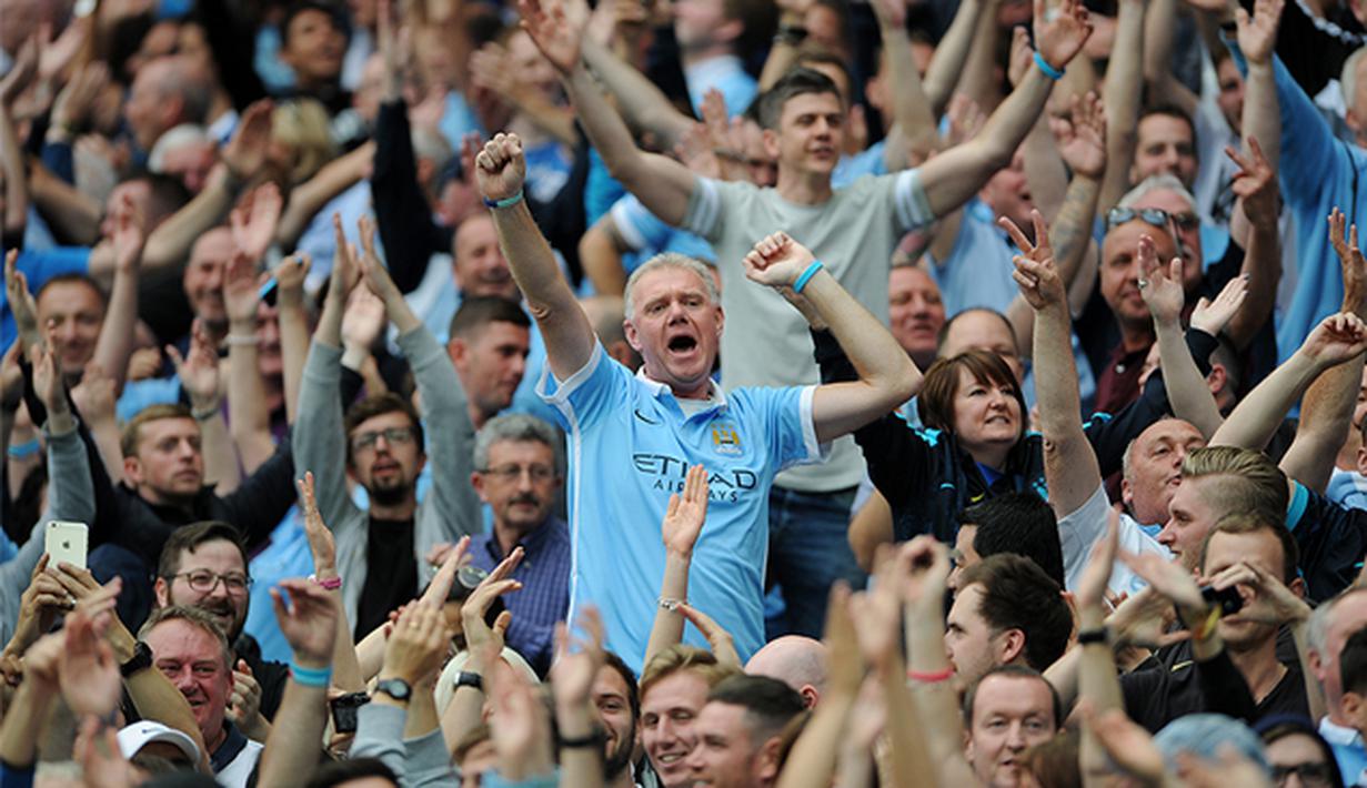 Pendukung Manchester City bernyanyi merayakan kemenangan atas Everton pada laga Liga Premier Inggris di Stadion Goodison Park, Inggris, Minggu (24/8/2015). City berhasil menaklukan Everton 2-0. (EPA/Peter Powell)