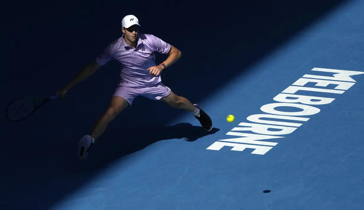 Petenis Polandia, Hubert Hurkacz mengembalikan bola ke arah petenis Amerika Serikat, Sebastian Korda saat laga putaran keempat Australia Open 2023 di Melbourne, Australia, Minggu (22/01/2023). (AP Photo/Mark Baker)