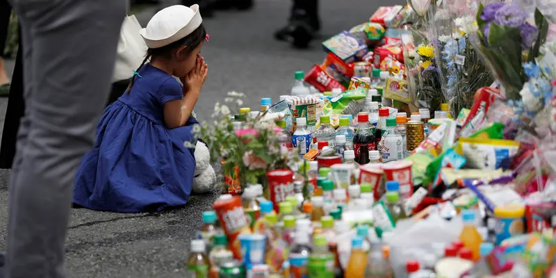 Doa dan Bunga Untuk Korban Penikaman Massal di Jepang