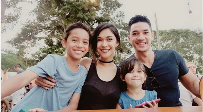 Nana Mirdad dan keluarganya. (Instagram)