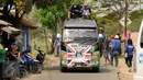 Beberapa suporter naik di atas kendaraan yang menuju Stadion Si Jalak Harupat, Bandung, Minggu (9/6/2015). Kedatangan suporter untuk menyaksikan laga Persib melawan Persebaya Utd di lanjutan Grup A Piala Presiden 2015. (Liputan6.com/Helmi Fithriansyah) 