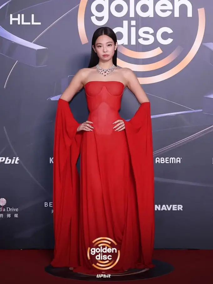 Jennie Blackpink di Golden Disc Awards pakai baju merah. [Dok. Golden Disc Awards]