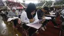 Peserta serius mengikuti Try Out Nasional SBMPTN 2016 di GOR Ciracas, Jakarta, Sabtu (21/5). Peserta diikuti siswa  SLTA/sederajat di 34 Provinsi se-Indonesia. (Liputan6.com/Immanuel Antonius)