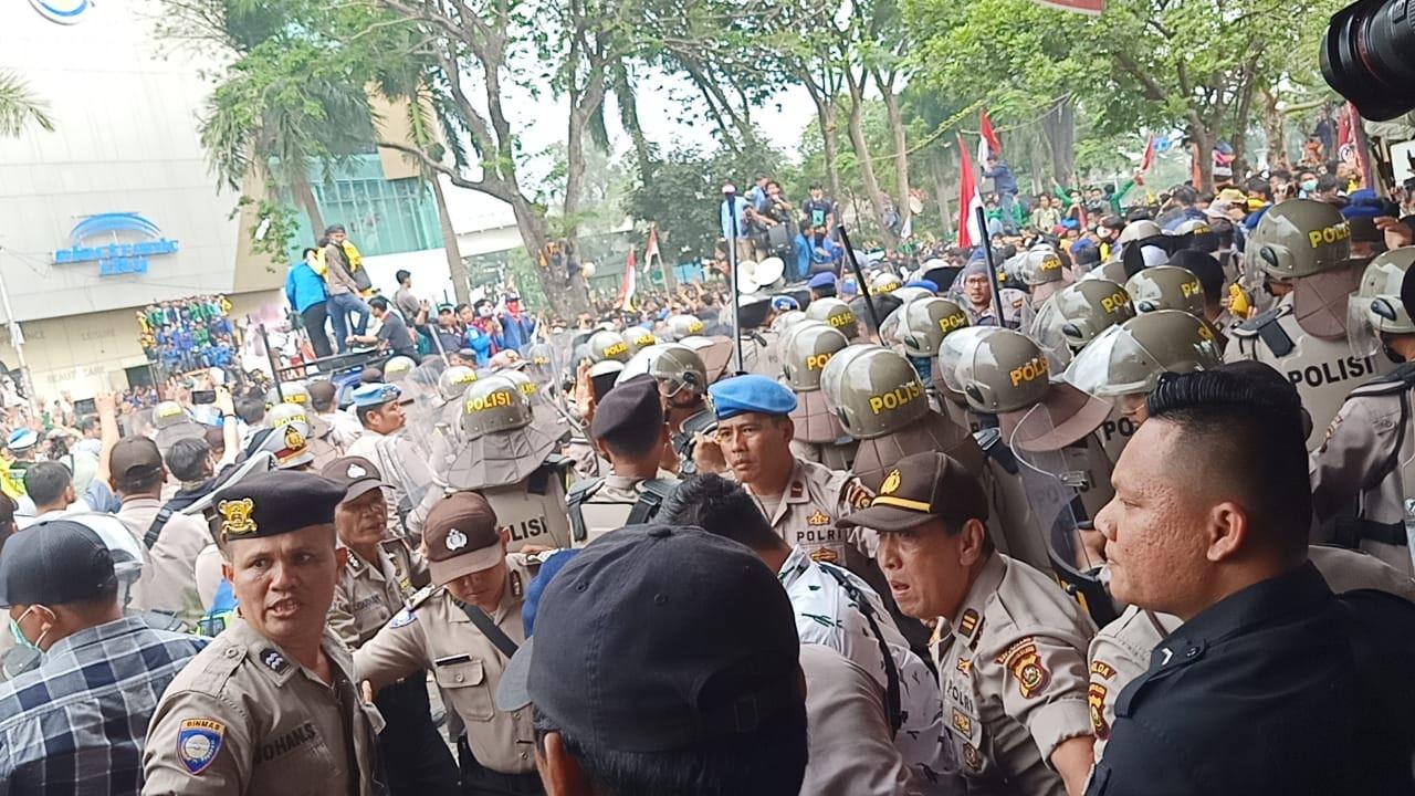 Demo Ricuh, Mahasiswa di Palembang Masuk Mal Hindari Gas Air Mata