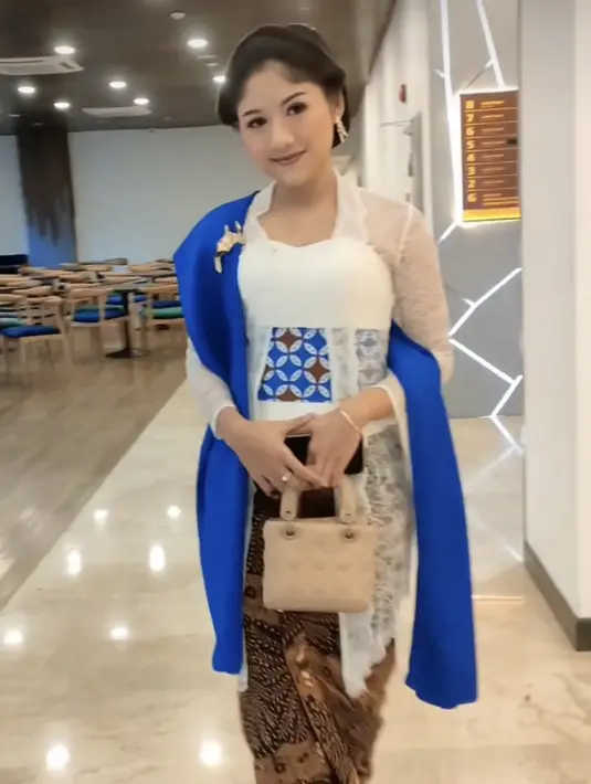 <p>Erina bersama rekan lainnya pun kompak mengenakan kebaya putih brokat yang dipadukan obi warna biru dengan bawahan jarit batik cokelat.&nbsp;@fajrisalonnew</p>