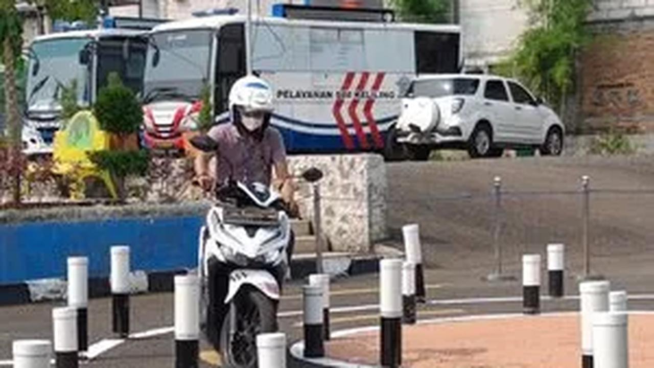 Kakorlantas Polri Irjen Firman Shantyabudi mengungkap, praktik pada Kasat Lantas yang 'jualan' surat izin mengemudi (SIM). Para Kasat Lantas melakukan itu untuk mencapai target penerimaan negara bukan pajak (PNBP).