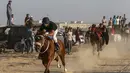 Sejumlah joki memacu kudanya saat bersaing dalam balap kuda di Rafah, Jalur Gaza, Palestina, Selasa (10/9/2019). Balapan kuda tradisional Palestina tersebut digelar di bekas lokasi bandara Jalur Gaza yang telah hancur. (AFP Photo/Said Khatib)