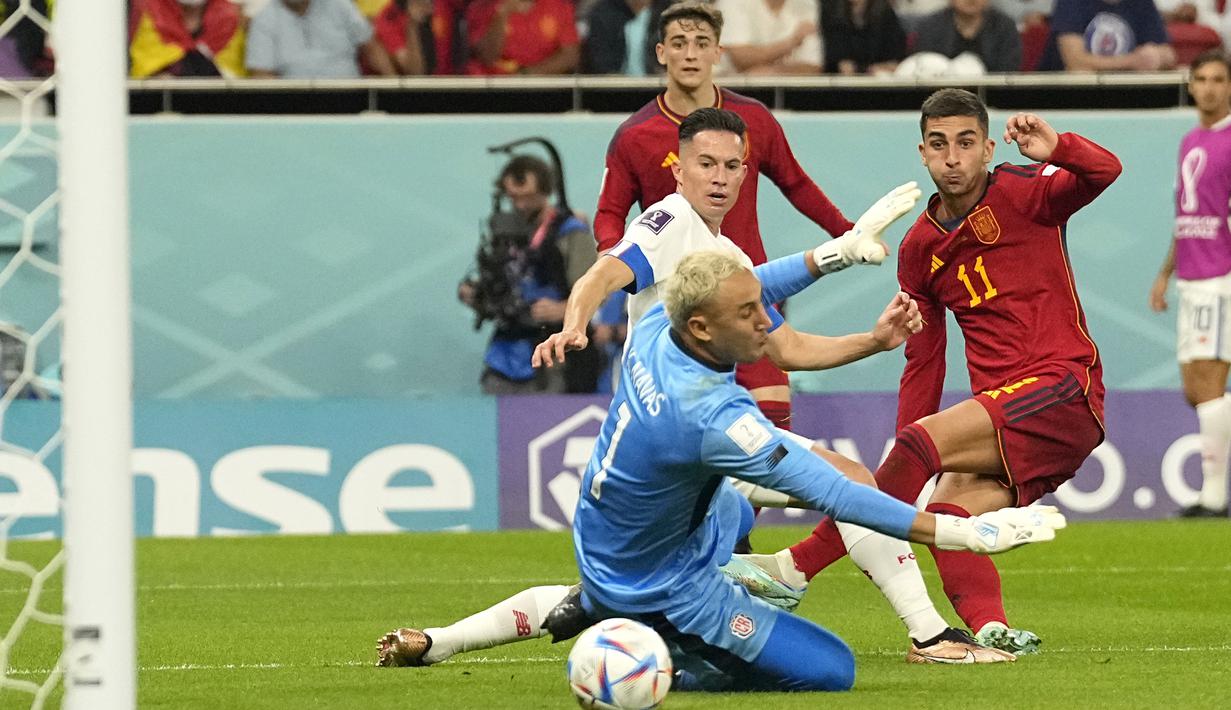 Pada menit ke-75 giliran Gavi yang mencatatkan namanya di papan skor dan mengubah skor menjadi 5-0. Baru berusia 18 tahun, ia menjadi pemain termuda Spanyol yang sukses mencetak gol di ajang Piala Dunia. (AP/Pavel Golovkin)