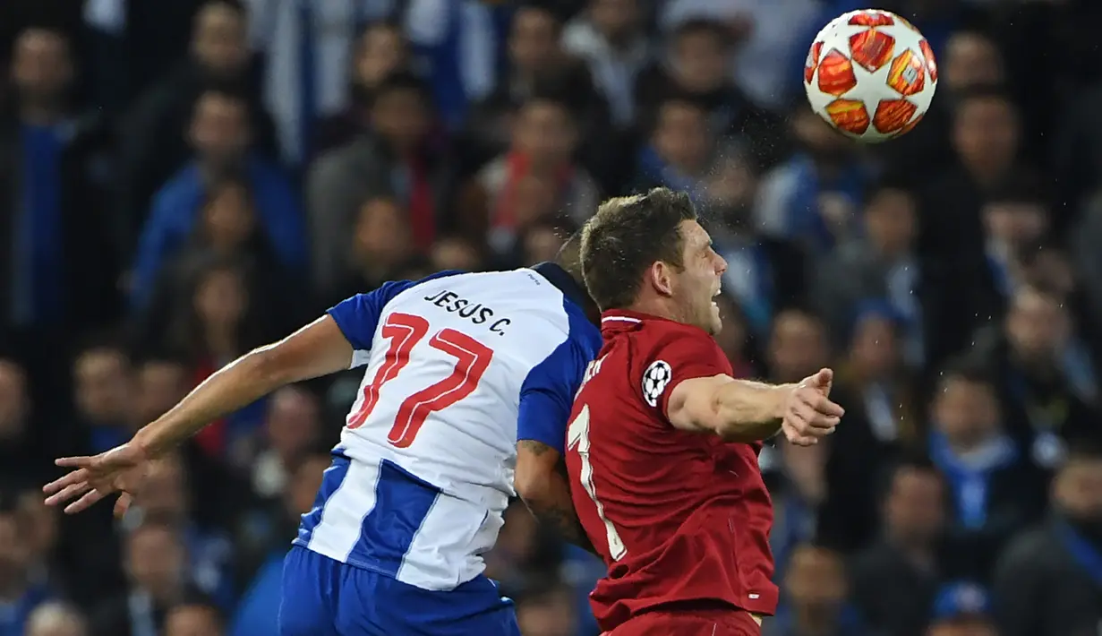 Striker Porto, Jesus Corona berebut bola dengan pemain tengah Liverpool, James Milner dalam leg pertama perempat final Liga Champions di Stadion Anfield, Rabu (10/4/2019). Liverpool mengantongi modal untuk melangkah ke semifinal Liga Champions setelah meraih kemenangan 2-0. (Paul ELLIS / AFP)