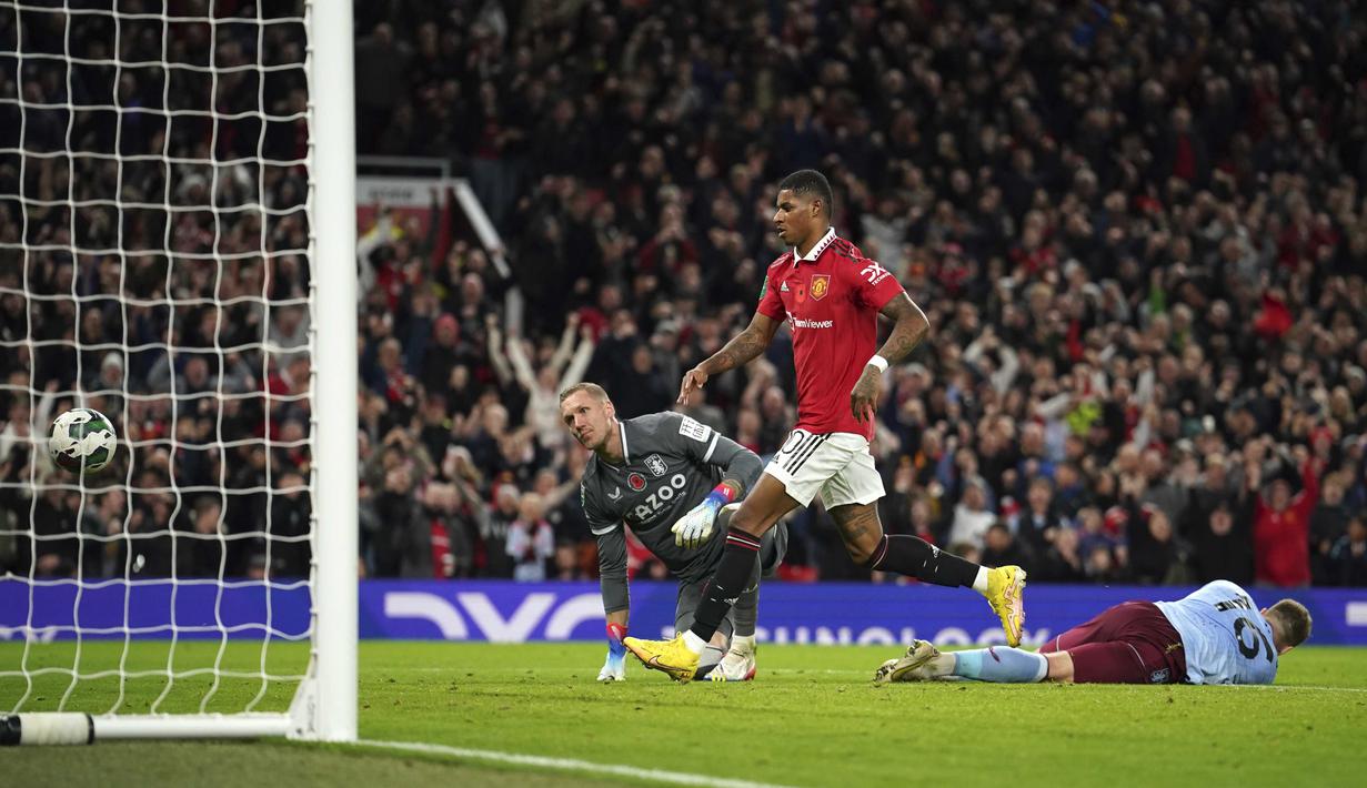 Marcus Rashford sukses menjadi pemain yang membahayakan sektor pertahanan Aston Villa. Terbukti dia berhasil mencetak gol ke gawang sang tamu berkat kecepatan dan ketajamannya. (AP/Dave Thompson)