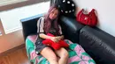 Perubahan ini menunjukkan ekspresi diri dan keberaniannya dalam bereksperimen dengan gaya. Dalam unggahannya, Hasyakyla tampil dengan busana kasual yang serasi dengan warna rambut barunya, memancarkan aura percaya diri dan keceriaan. Tak sedikit netizen yang mengapresiasi keberanian dan kreativitasnya dalam berekspresi dalam soal penampilan. (Liputan6.com/IG/@hasyakyla)