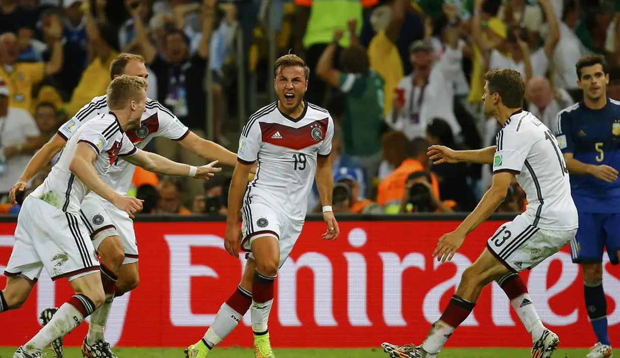 Para pemain Timnas Jerman berhamburan merayakan gol yang dicetak Mario Goetze (tengah) saat berlaga di partai puncak Piala Dunia 2014 kontra Argentina di Stadion Maracana, Rio de Janeiro, (14/7/2014). (REUTERS/Kai Pfaffenbach) 