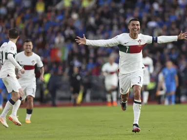 Penyerang Portugal, Cristiano Ronaldo berselebrasi setelah mencetak gol ke gawang Islandia selama pertandingan lanjutan grup J kualifikasi Euro 2024 di Reykjav&iacute;k, Islandia, Rabu, 21 Juni 2023. (AP Photo/&Aacute;rni Torfason)