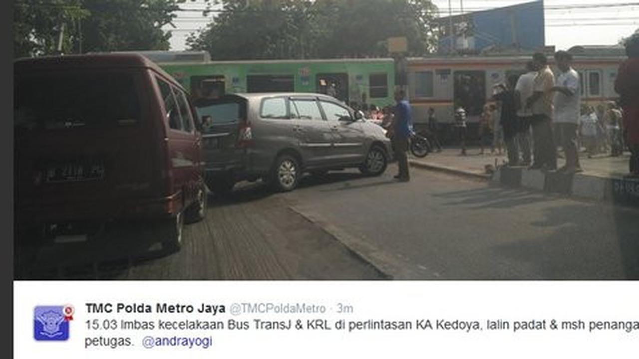 Penyebab tabrakan bus Transjakarta & KRL diduga sopir main HP