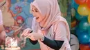 Tak ketinggalan soal penampilannya yang belakangan jadi inspirasi. Terlebih Aurel Hermansyah sukses diet hingga 20 kilogram. “..aku nurunin hampir 20 kg dalam kurang lebih 4 bulan pasca melahirkan…,” tulis Aurel Hermansyah. (Liputan6.com/IG/@aureliehermansyah).