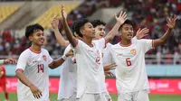 Pemain Timnas Indonesia U-16, Daniel Alfrido, melakukan selebrasi setelah mencetak gol ke gawang Vietnam pada laga perebutan tempat ketiga Piala AFF U-16 2024 di Stadion Manahan, Solo, Jawa Tengah, Rabu (7/3/2024). (Bola.com/Abdul Aziz)
