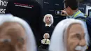 Pengunjung mengabadikan robot berwajah Profesor Albert Einstein ciptaan Hanson Robotics selama Consumer Electronic Show (CES) 2017 di Las Vegas, Nevada, AS (5/1).  Robot ini dapat digunakan melalui android dan Apple tablet. (AFP Photo/ Frederic J. Brown)