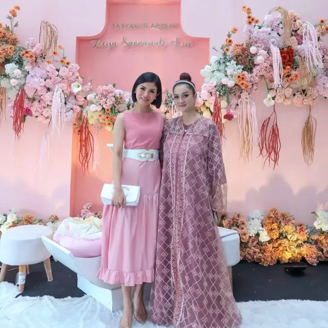 7 Potret Tengku Dewi Putri Gelar Akikah Untuk Baby Zeya, Kompak Bareng Andrew Andika