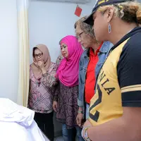 Tidak berselang lama, almarhumah terjatuh. Setelah diberi pertolongan oleh beberapa rekannya, ia tersadar. Meski sempat minum dan makan bubur, kondisinya lemas. Hingga akhirnya di bawa ke RS MMC, Jakarta Selatan. (Deki Prayoga/Bintang.com)