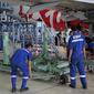 Teknisi tengah melakukan perbaikan pesawat di Hanggar 4 GMF, Tangerang, Jumat (6/11/2015). Untuk mendukung operasional hanggar tersebut dibutuhkan setidaknya ratusan teknisi hingga akhir tahun.(Liputan6.com/Angga Yuniar)