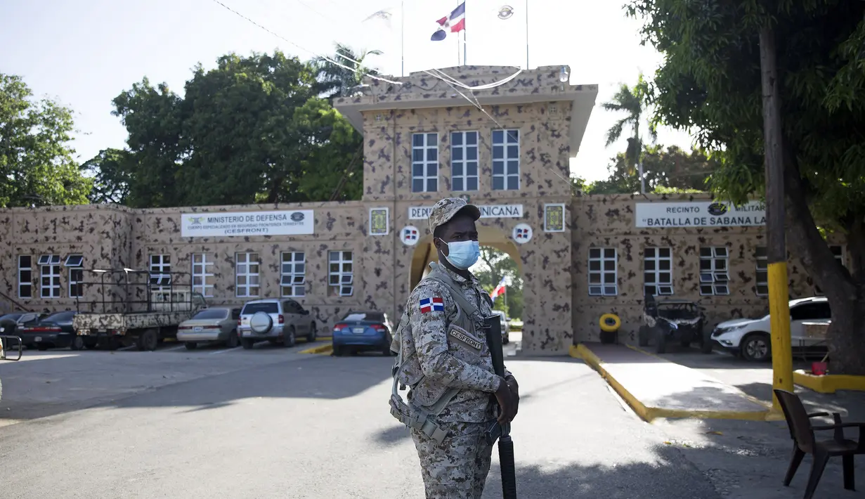 Seorang tentara menjaga perbatasan bersama antara Republik Dominika dan Haiti setelah ditutup ketika Presiden Haiti Jovenel Moise ditembak mati oleh kelompok bersenjata di rumah pribadinya, di Dajabon, Republik Dominika, Rabu (7/7/2021). (Erika SANTELICES / afp)