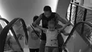 Daud Yordan bermain dengan anaknya pada sebuah mall di kawasan Jakarta. (Bola.com/Vitalis Yogi Trisna)