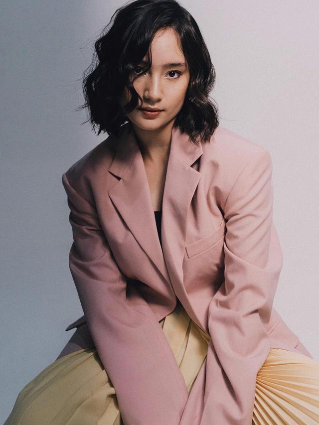 [Bintang] Biar Musim Hujan, Outer Andalan Tatjana Saphira Ini Bikin Kamu Tetap Keren