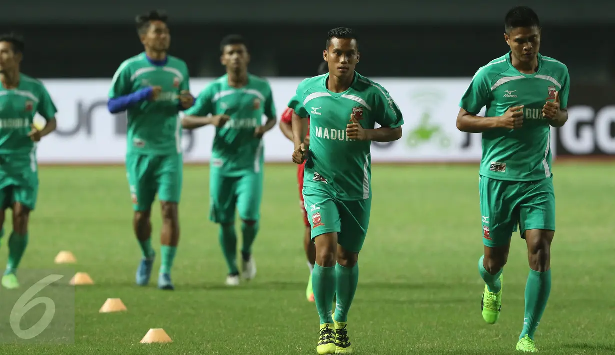 Pemain Madura United saat latihan jelang laga melawan Persija di Stadion Patriot Candrabhaga, Bekasi, Rabu (3/5). Madura United akan melawan Persija, Kamis (4/5). (Liputan6.com/Helmi Fithriansyah)