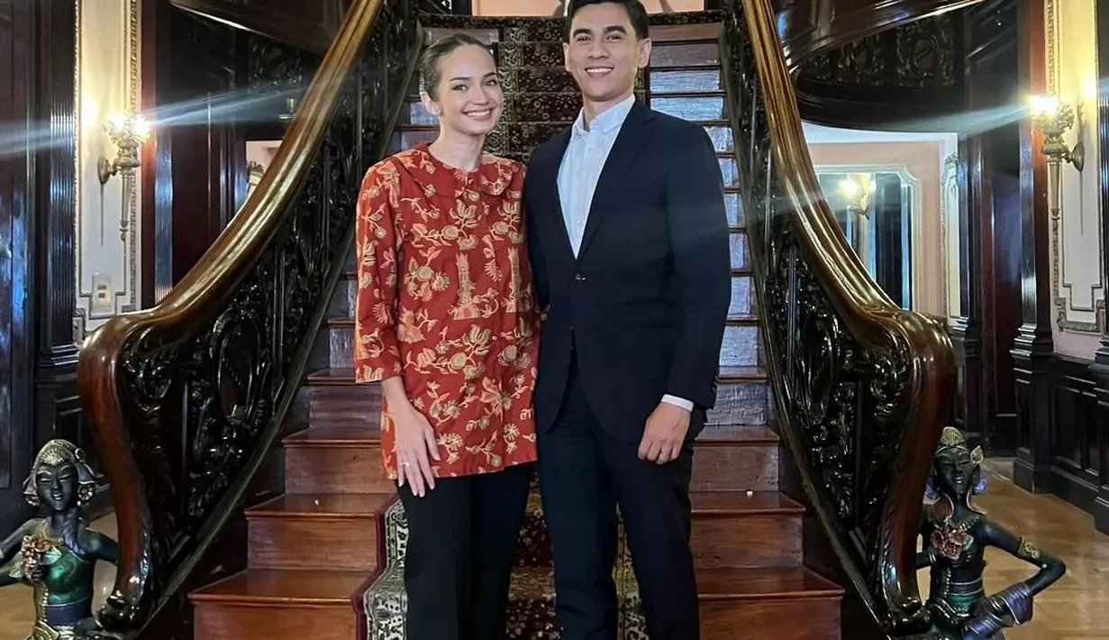 Lihat di foto ini, Enzy Storia berpose berdua bersama sang suami. Molen mengenakan kemeja putih dipasangkannya dengan setelan jas dan celana panjang hitam. [Foto: Instagram/enzystoria]